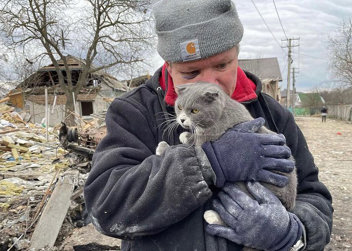 Esta mujer carga con su gato mientras lo consuela ante el sonido de las alarmas de ataque aéreo en Kyiv, Ucrania Esta mujer carga con su gato mientras lo consuela ante el sonido de las alarmas de ataque aéreo en Kyiv, Ucrania