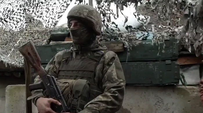 Este cachorro rescatado por soldados ucranianos se convierte en un fiel perro guardi&aacute;n