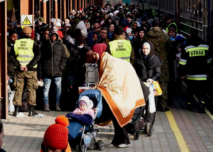 Polish Parents Leave Baby Strollers For Arriving Ukrainian Refugees As An Act Of Solidarity