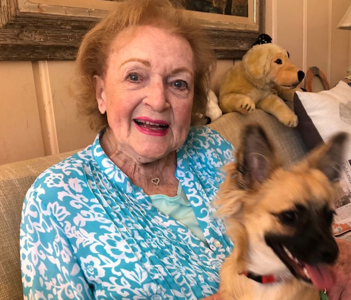 Puppy Named Mac N Cheese Wins Big At The Oscars As John Travolta Adopts Him After Betty White Tribute Puppy Named Mac N Cheese Wins Big At The Oscars As John Travolta Adopts Him After Betty White Tribute