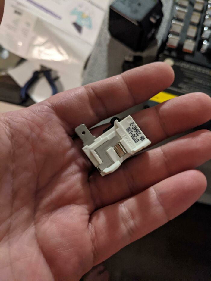 La mini nevera de abajo ha dejado de funcionar. La esposa dijo que la tirara y comprara una nueva. Vi un par de vídeos sobre cómo diagnosticar/arreglar los problemas del frigorífico. Un relé de sobrecarga de 9 dólares más tarde y vuelve a funcionar