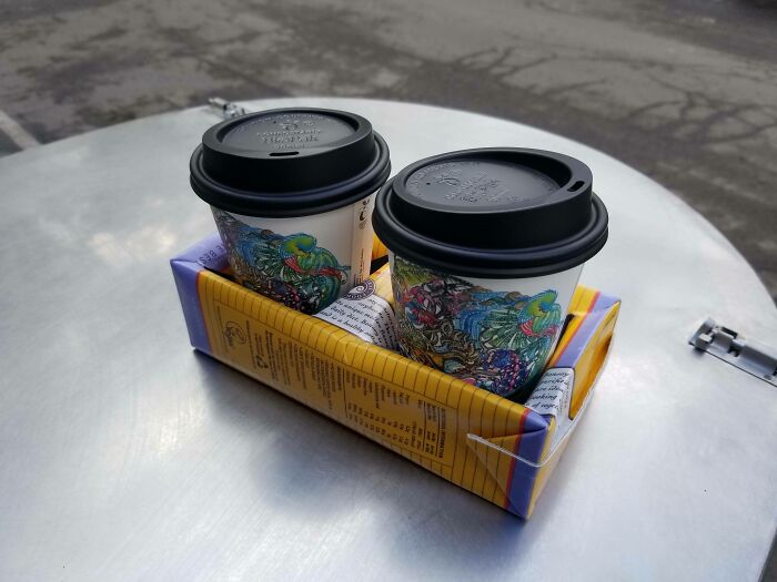 Tengo un pequeño puesto de café; ¡acabo de descubrir que se pueden usar viejos cartones o briks como bandejas de café!