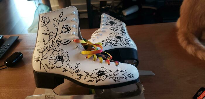 En lugar de comprar patines nuevos, conseguí estos de segunda mano por 15 dólares. Los empapé en el fregadero con un limpiador suave de ropa y luego conseguí un marcador permanente de tela de una tienda de arte. Todavía tengo que conseguir los cordones para ello, sin embargo
