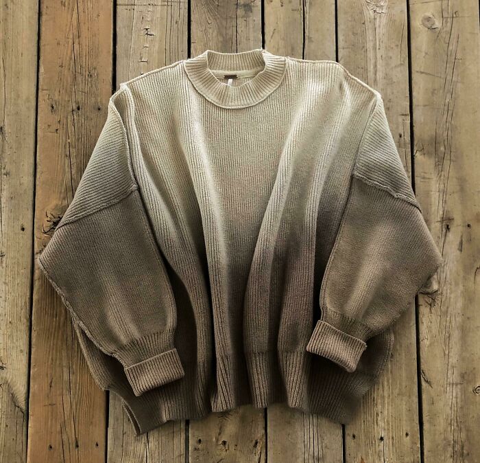 ¡Encontré un suéter Free People de 128 dólares con una mancha oscura por 15 dólares! Lo teñí con tinte ¡nuevo suéter favorito!