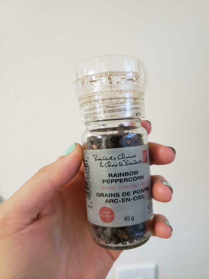 Bueno... Tuve este molino de pimienta "desechable" durante unos 14 años y finalmente mordió el polvo. Sólo lo rellené durante los años con granos de pimienta a granel. ¡Hasta luego amigo!