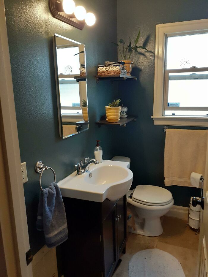 No te olvides de la sección de latas de pintura abandonadas de Lowe's y Home Depot. ¡Conseguí 4,5 litros de este color por sólo 9$! Ni siquiera puedes conseguir una muestra por ese precio. (Lo siento, no hay foto de antes. Estábamos demasiado emocionados para esperar)