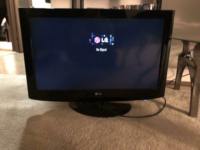 Alguien dejó este televisor de 32" en pleno funcionamiento junto al contenedor. Por suerte, lo rescaté antes de que llegara la lluvia