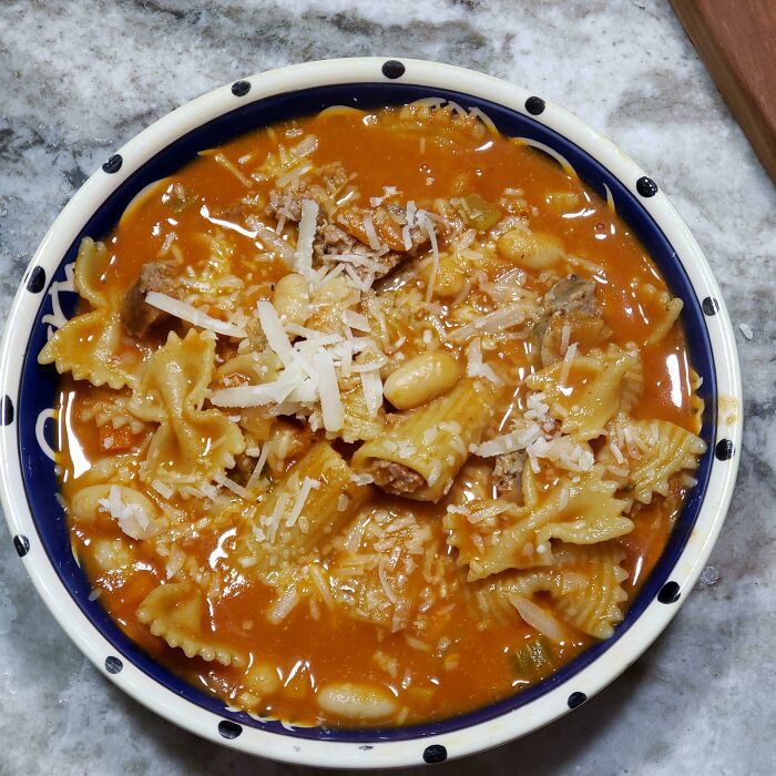 ¿A alguien más le gusta hacer comidas Frankenstein? Limpiar la nevera y la despensa y utilizar lo que encuentres me obliga a ser creativa y normalmente resulta en algo delicioso y único