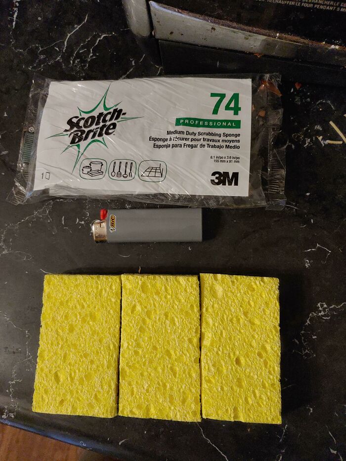 Corto mi esponja de tamaño normal en tres partes para lavar los platos