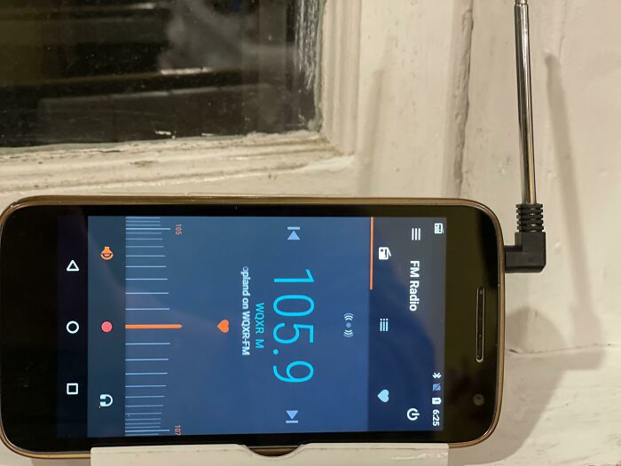 Your Old Cell Phone Can Be A Capable & Old Fashioned Radio