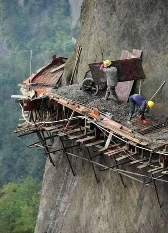 Construyendo una carretera en la montaña en China