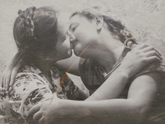 En la parte de atrás decía: “Mila y su compañera de clases”. Mi abuela es la de la derecha y la foto fue tomada durante los años 50 en San Petersburgo, Rusia