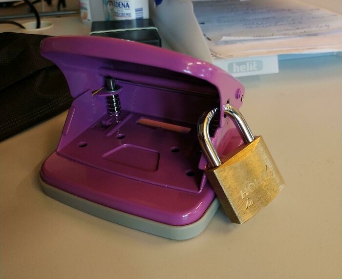 La compañera de trabajo no dejaba de coger mi perforadora... Bueno, ya no