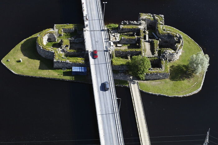 Construyeron una autopista que atraviesa las ruinas de este castillo (Kajaani, Finlandia)