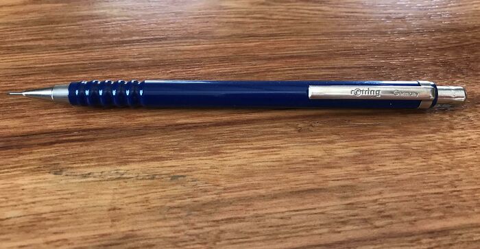 En el año 2000, estaba estudiando en el extranjero y me estremecí al desembolsar 10 dólares por el boli más sencillo que pude encontrar en la librería de la universidad. No tenía ni idea de que se convertiría en mi favorito para siempre y que lo llevaría a todas partes durante los siguientes 22 años