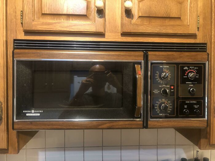 The Airbnb I’m Staying In Has A Microwave From June 1984