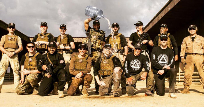 Un león y un lobo son transportados con grúa a una miniván conducida por 3 británicos para salvarlos