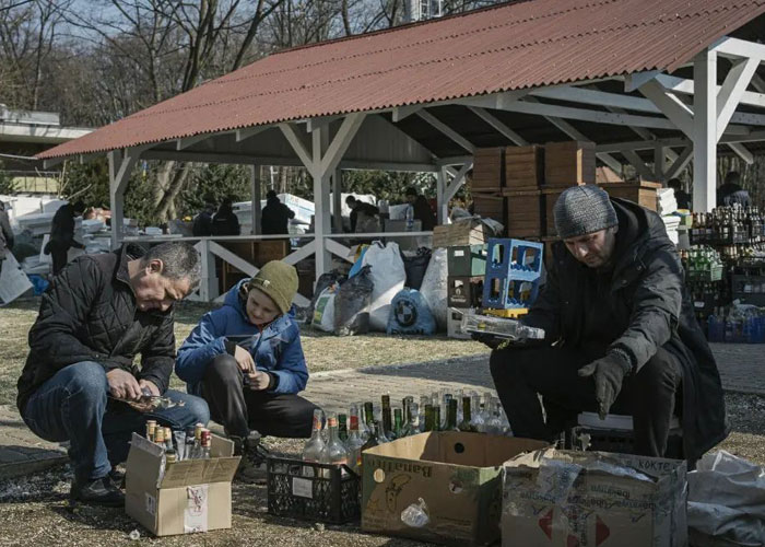 Mini Figurines Of Zelenskyy And Molotov Cocktails Raise $160K For Ukraine Relief Mini Figurines Of Zelenskyy And Molotov Cocktails Raise $160K For Ukraine Relief