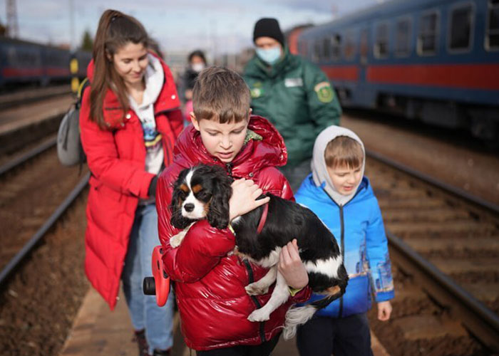 Esta mujer carga con su gato mientras lo consuela ante el sonido de las alarmas de ataque aéreo en Kyiv, Ucrania Esta mujer carga con su gato mientras lo consuela ante el sonido de las alarmas de ataque aéreo en Kyiv, Ucrania