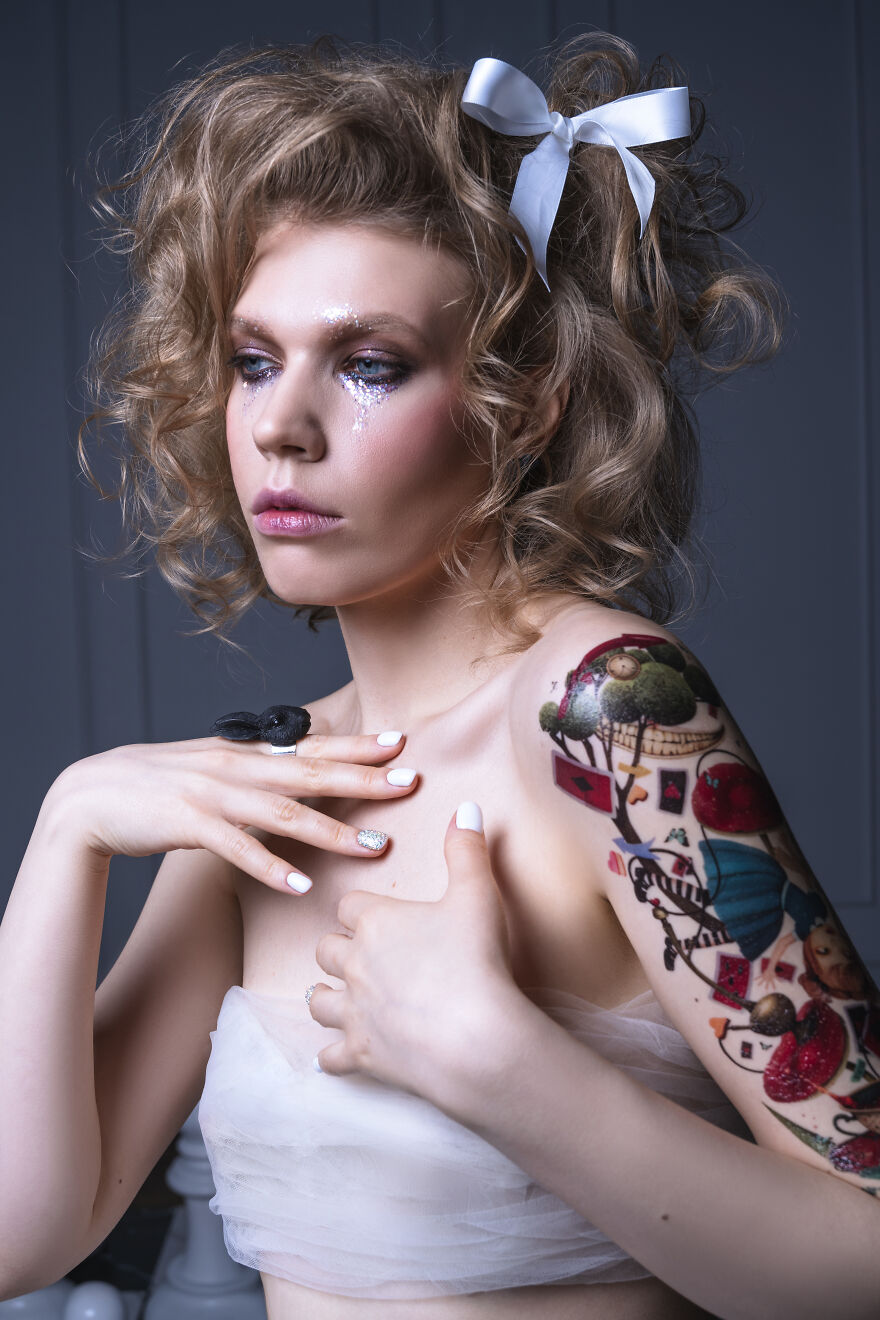 "Alice Nowadays": We Did A Themed Alice In Wonderland Photoshoot (26 Pics)