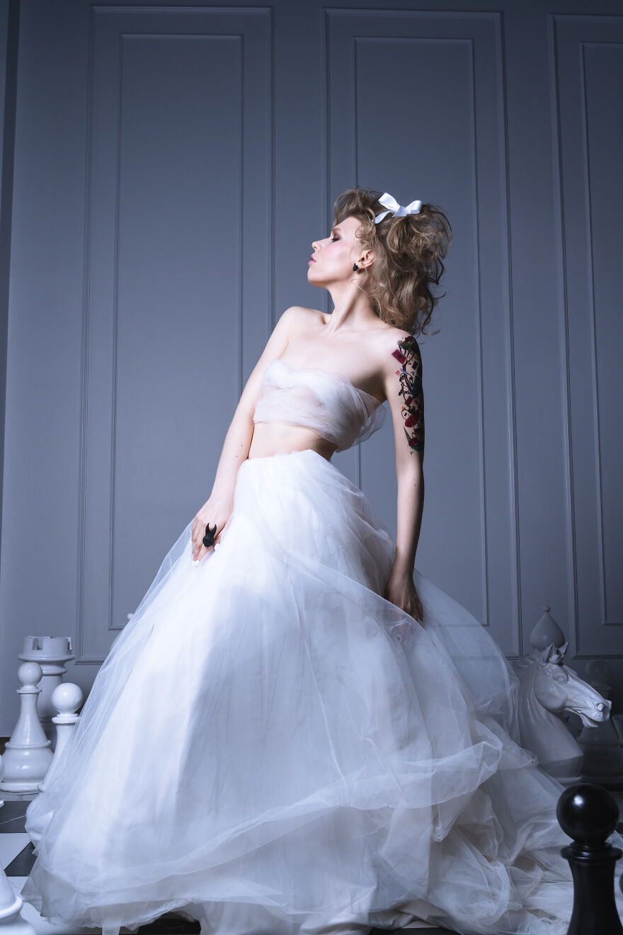 "Alice Nowadays": We Did A Themed Alice In Wonderland Photoshoot (26 Pics)