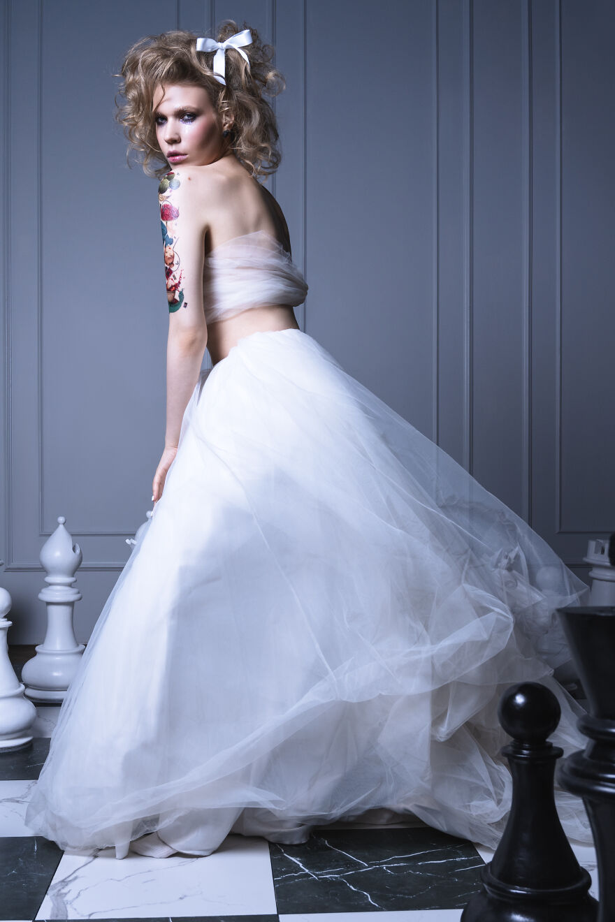 "Alice Nowadays": We Did A Themed Alice In Wonderland Photoshoot (26 Pics)