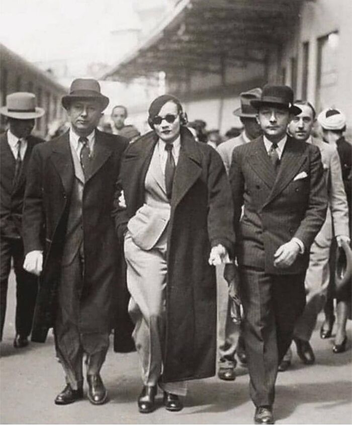 Marlene Dietrich es detenida en una estación de tren de París en 1933 por violar la prohibición de que las mujeres lleven pantalones