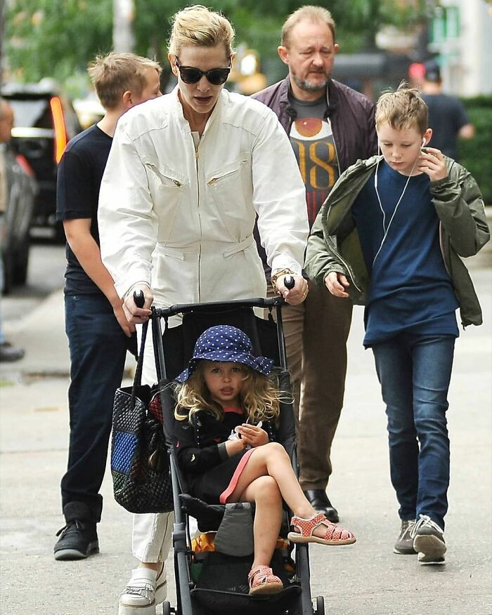 Cate Blanchett With Her Husband Adopted Baby Girl In 2015