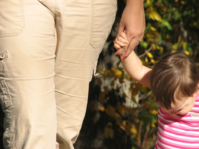 &ldquo;&iquest;Soy idiota por decirle a mi prometido que me voy a encerrar en la habitaci&oacute;n durante el resto de las vacaciones porque estoy harta de sostener al beb&eacute; de su hermana?&rdquo;