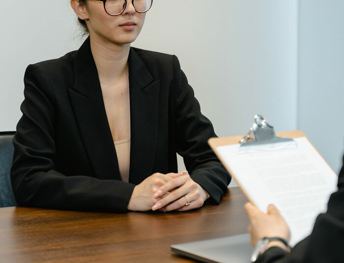 "How To Train Your Boss": Bartender Manages To Secretly Train Her Boss To Come On Time And Her Story Goes Viral