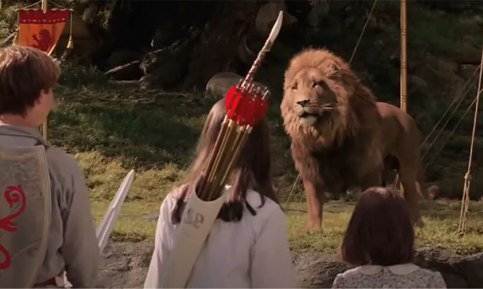 Un león y un lobo son transportados con grúa a una miniván conducida por 3 británicos para salvarlos