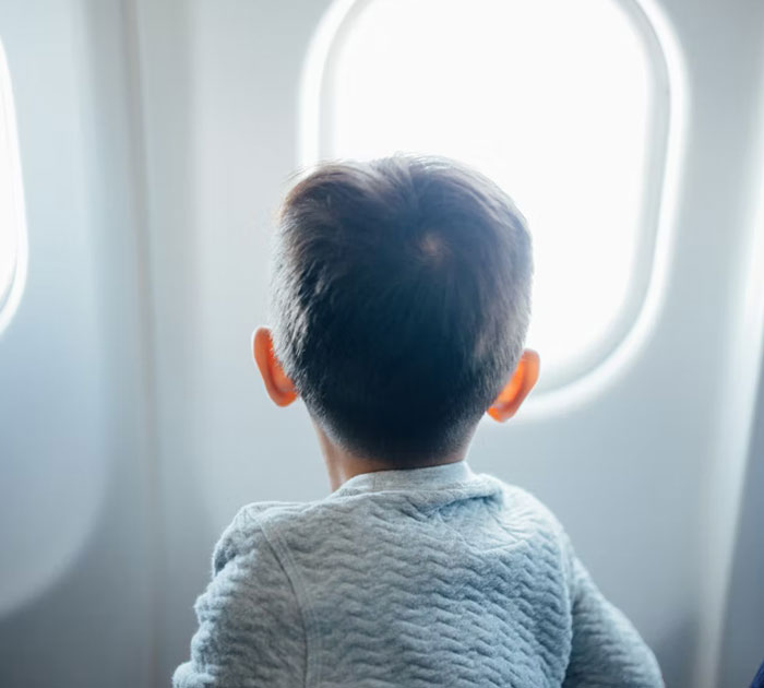 Un niño en un avión