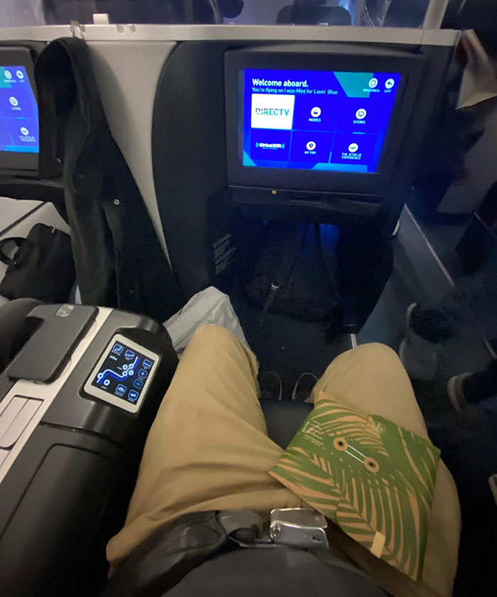 "Fancy Stuff Be Wasted On Rich People": Man Got To Fly First-Class For The First Time Ever, Shares What "The Other Side" Looks Like In This Joyful Thread "Fancy Stuff Be Wasted On Rich People": Man Got To Fly First-Class For The First Time Ever, Shares What "The Other Side" Looks Like In This Joyful Thread