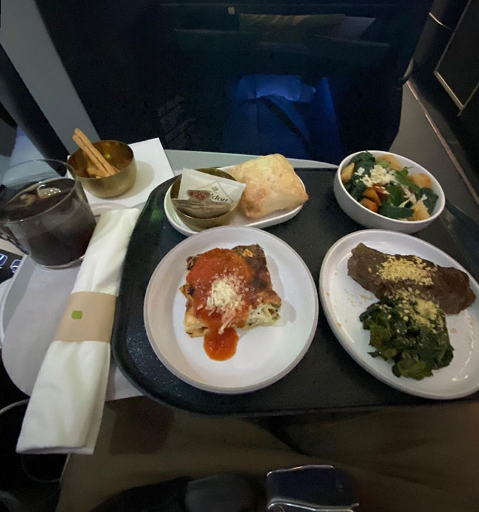 "Fancy Stuff Be Wasted On Rich People": Man Got To Fly First-Class For The First Time Ever, Shares What "The Other Side" Looks Like In This Joyful Thread "Fancy Stuff Be Wasted On Rich People": Man Got To Fly First-Class For The First Time Ever, Shares What "The Other Side" Looks Like In This Joyful Thread