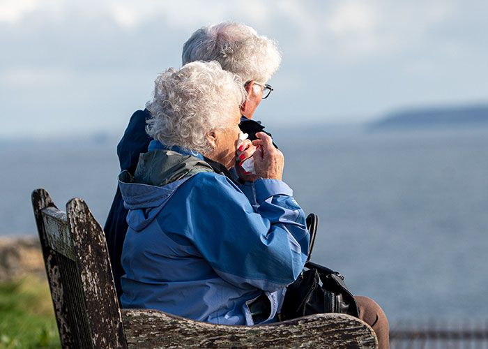 Este hombre gay les dijo a sus padres ancianos que no volvería con ellos debido a los “malos recuerdos” que tenía de su infancia allí, lo que generó un drama familiar