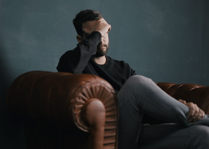 Este hombre gay les dijo a sus padres ancianos que no volvería con ellos debido a los “malos recuerdos” que tenía de su infancia allí, lo que generó un drama familiar