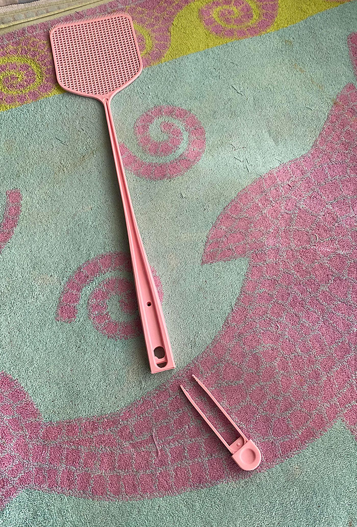 Fly Swatter Comes With Detachable Tweezers To Pick Up Flies
