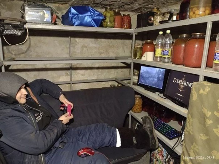 Intentando disfrutar de la vida como puedo. Estoy muy asustado, deseo que todo termine pronto. Recen por nosotros