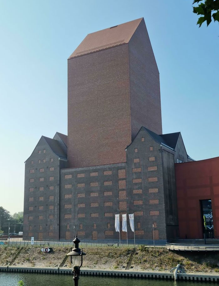 There Is A 23 Store Building In Duisburg, Germany With Absolutely No Windows (German National Archives)