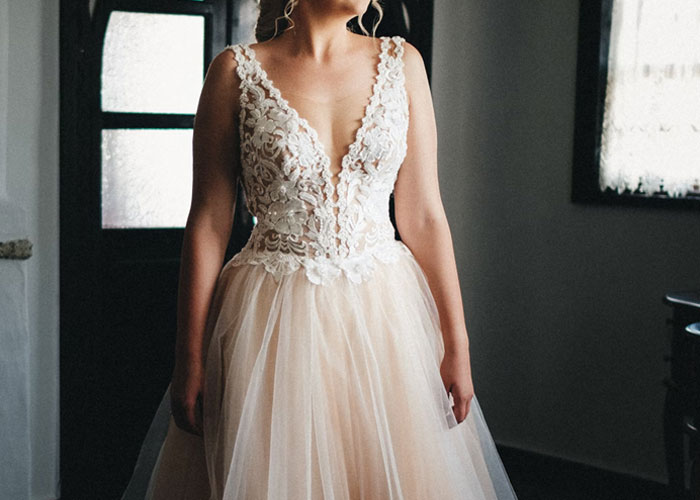 Guy Wonders If He Was Too Harsh After Demanding His Girlfriend Change Her Dress For A Colleague's Wedding Guy Wonders If He Was Too Harsh After Demanding His Girlfriend Change Her Dress For A Colleague's Wedding