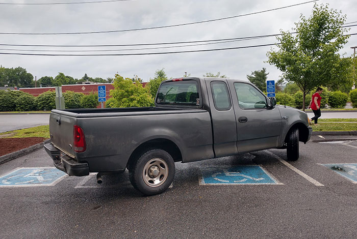 Encontré al rey del estacionamiento. Y no, no tiene la calcomanía de persona discapacitada