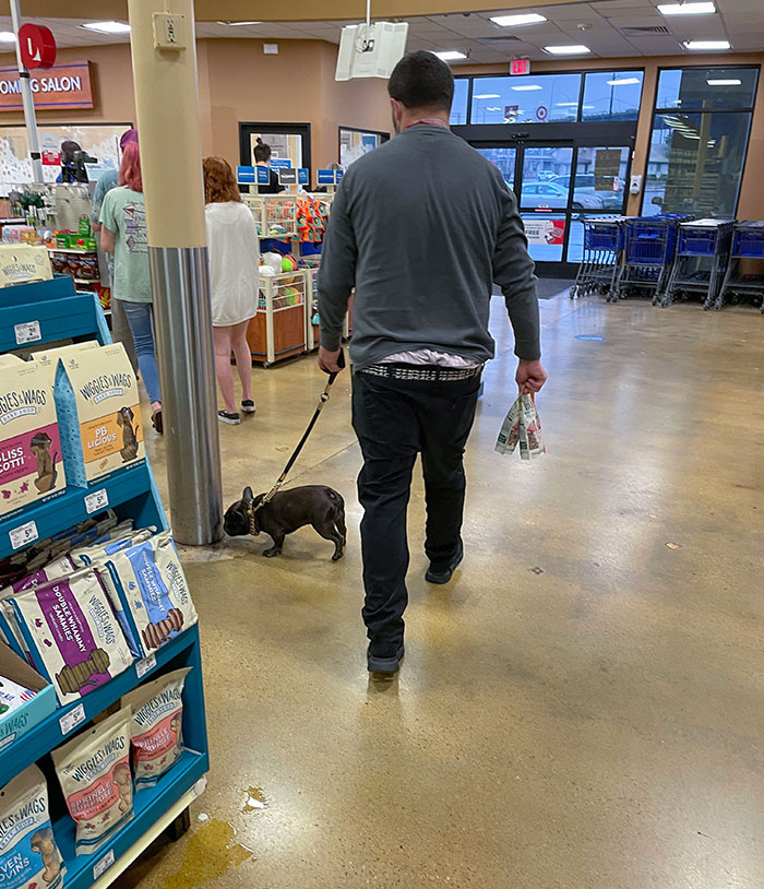 Este señor permitió que su perro orinara, vio lo que sucedía y trató de hacer de cuenta que no fue testigo del incidente