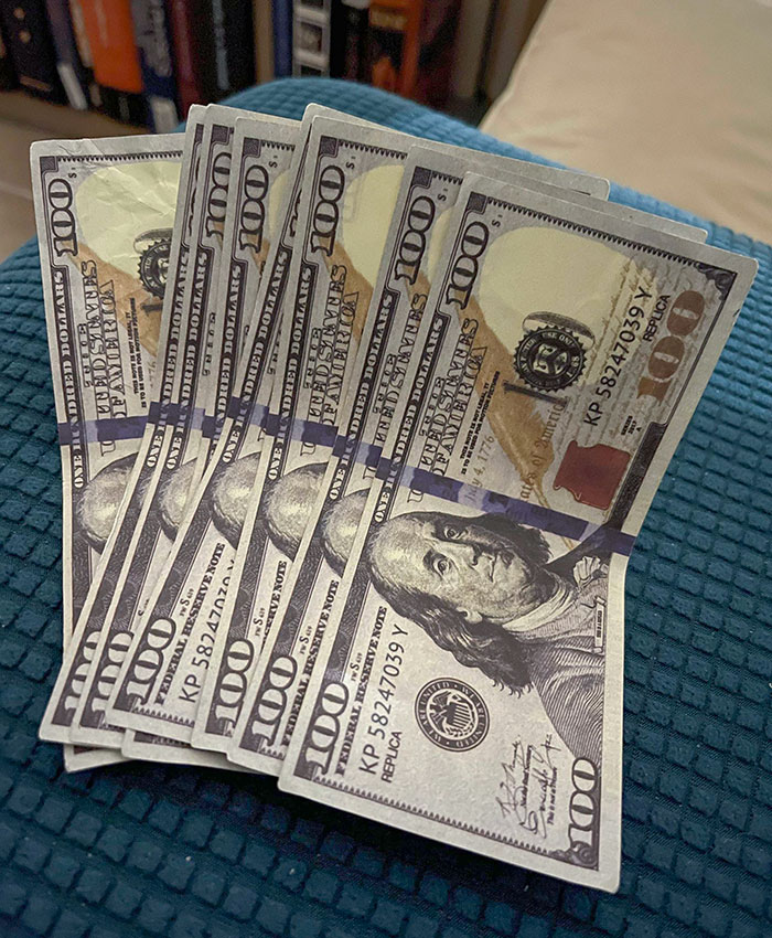 Sold My iPad In Public Space At Night In Minnesotan -10F Temperature, Turned Out It's Fake