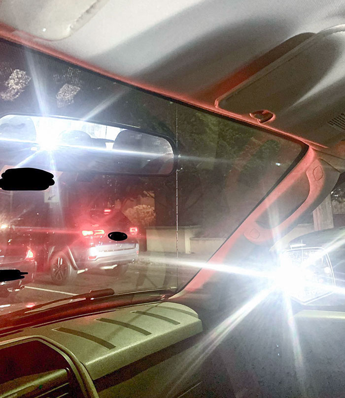 Si las luces de tu coche, ni siquiera las luces altas, son así de brillantes, te mereces ir directo al infierno