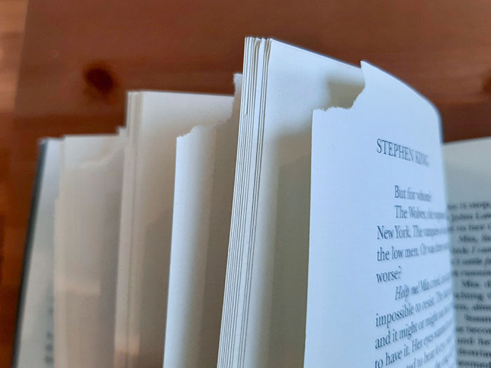 Un antiguo cliente de esta biblioteca pensó que era apropiado arrancar las esquinas de las páginas a modo de marcador