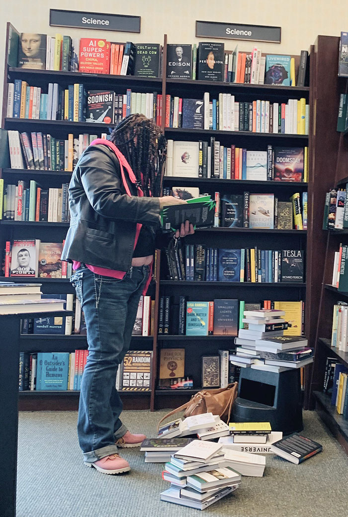  ¿Compró los libros o los reacomodó en su lugar? Por supuesto que no