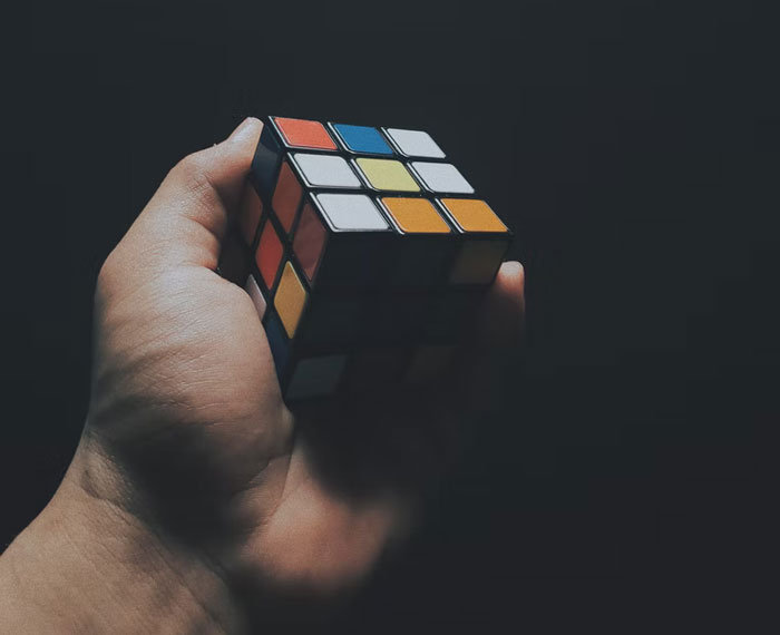 12 Señales de inteligencia vistas en personas que no se dan cuenta de lo listas que son