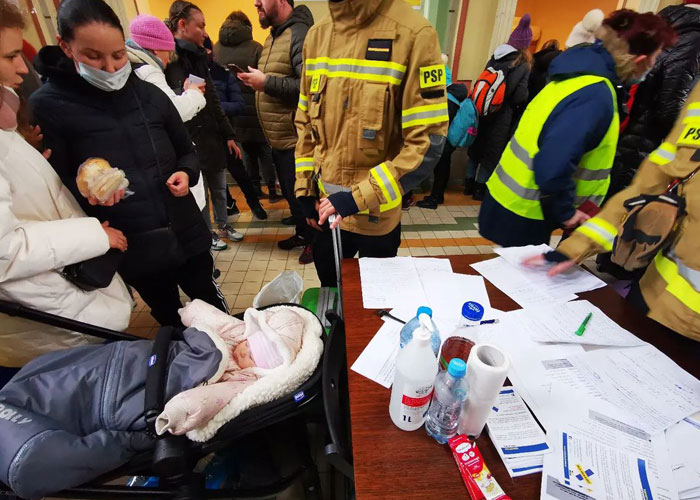 Polish Parents Leave Baby Strollers For Arriving Ukrainian Refugees As An Act Of Solidarity