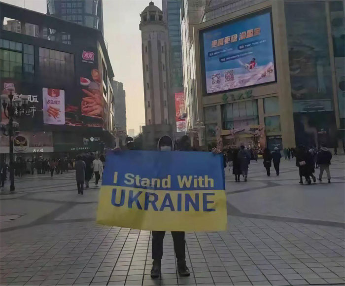Un hombre protestando en China