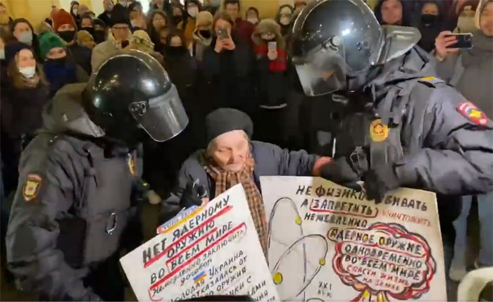 En San Petersburgo, Rusia, la policía detuvo a una conocida superviviente del asedio de Leningrado, Yelena Osipova, en una protesta contra la guerra
